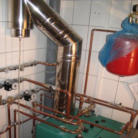 Подключение дымохода к напольному газовому котлу: внутренний и внешний вывод трубы